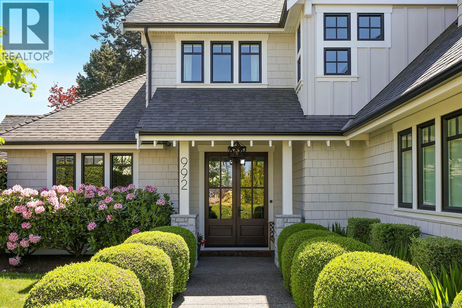 992 Bluffs Dr - 2