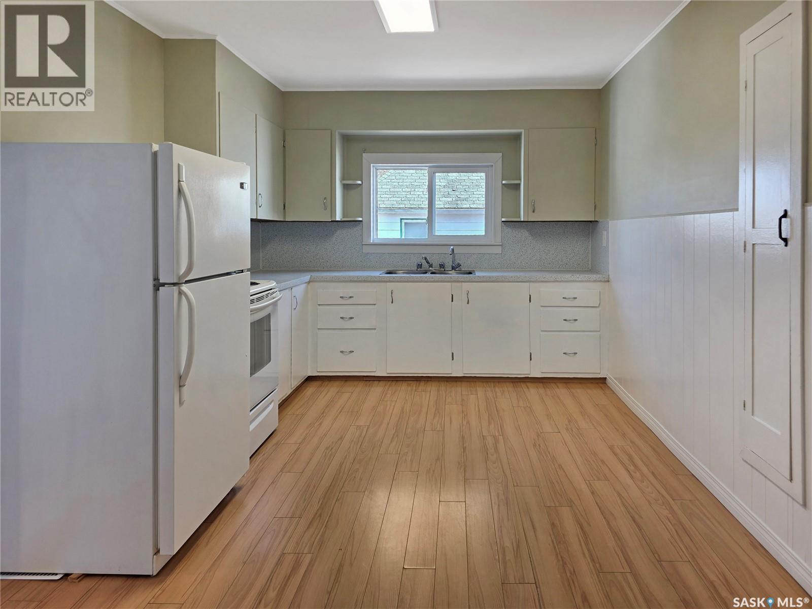 302 6th AVENUE E — photo 13