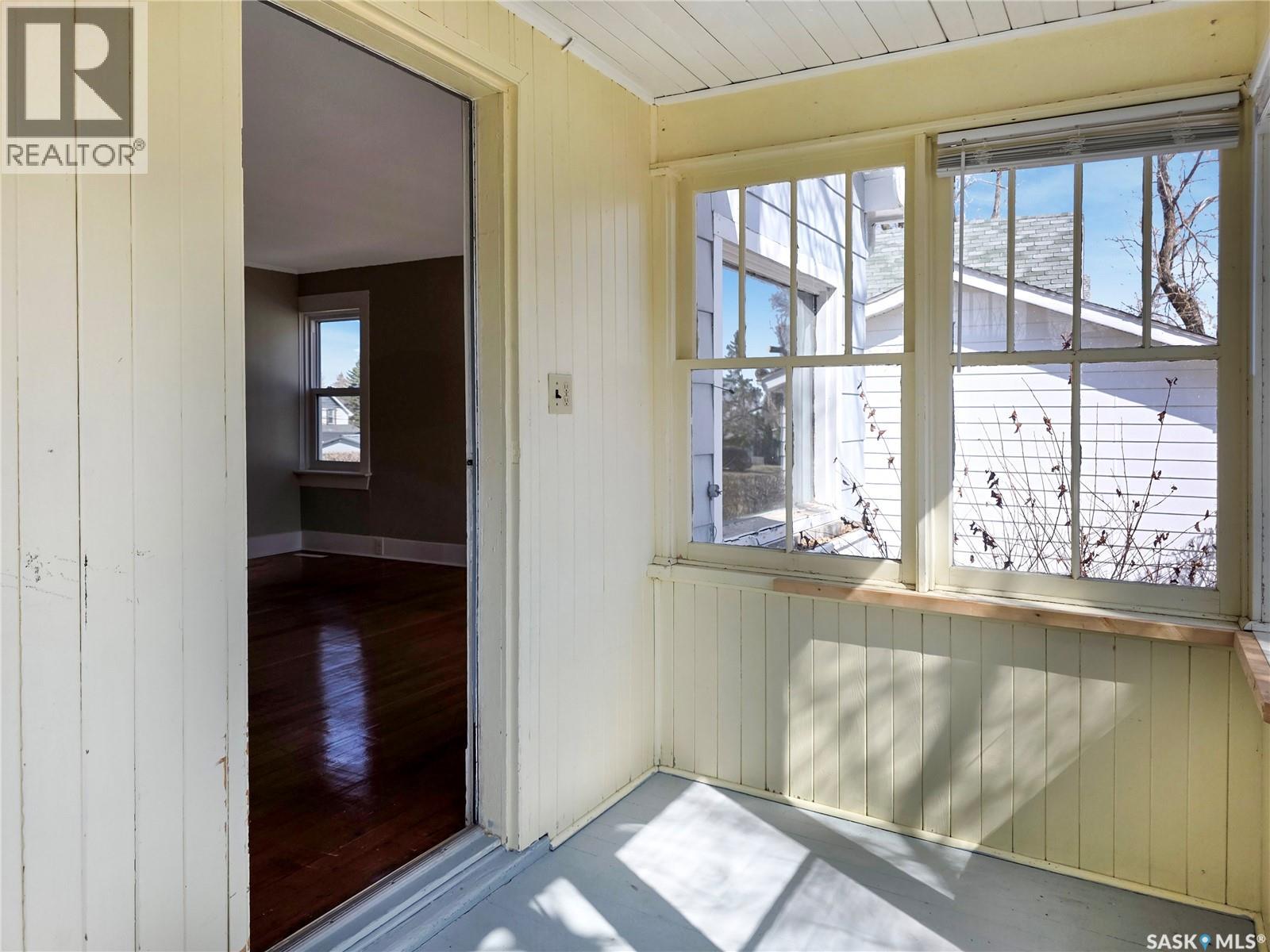 302 6th AVENUE E — photo 32