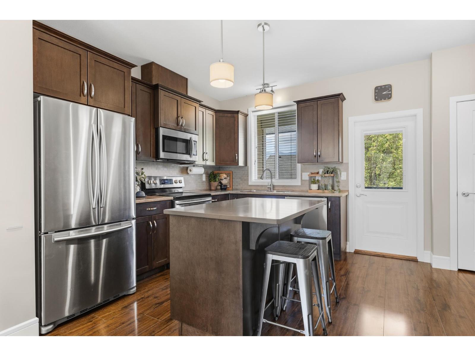 6 1640 MACKAY Crescent - photo 2