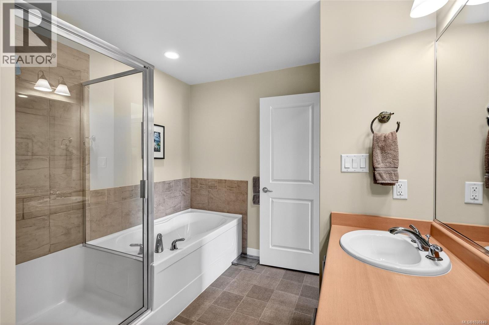 303E 1115 Craigflower Road, Esquimalt