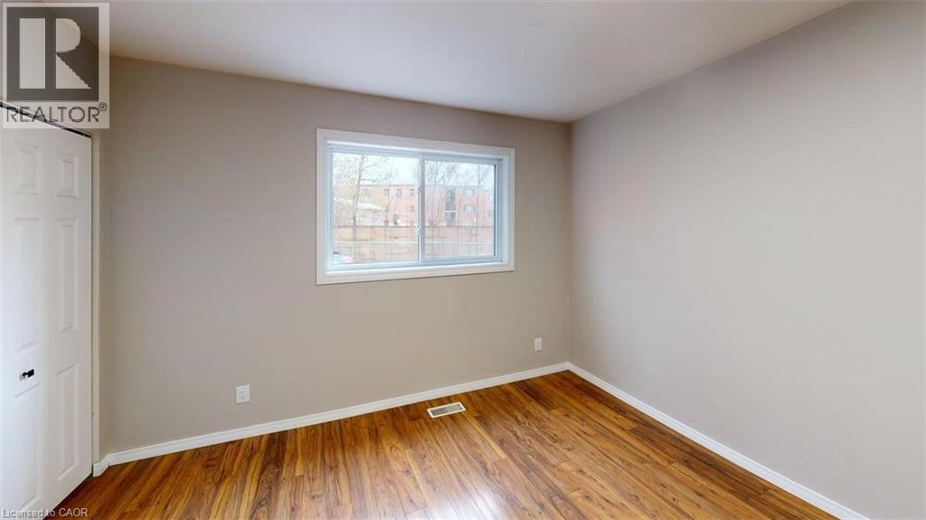 24 BURN Place, Kitchener, Ontario, N2M1Y9 — Photo 2