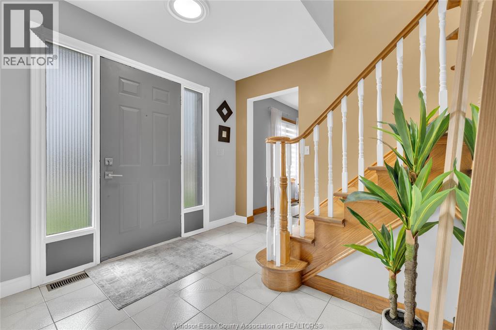 2048 Eugeni, Tecumseh, Ontario, N9K1B3 — Photo 4