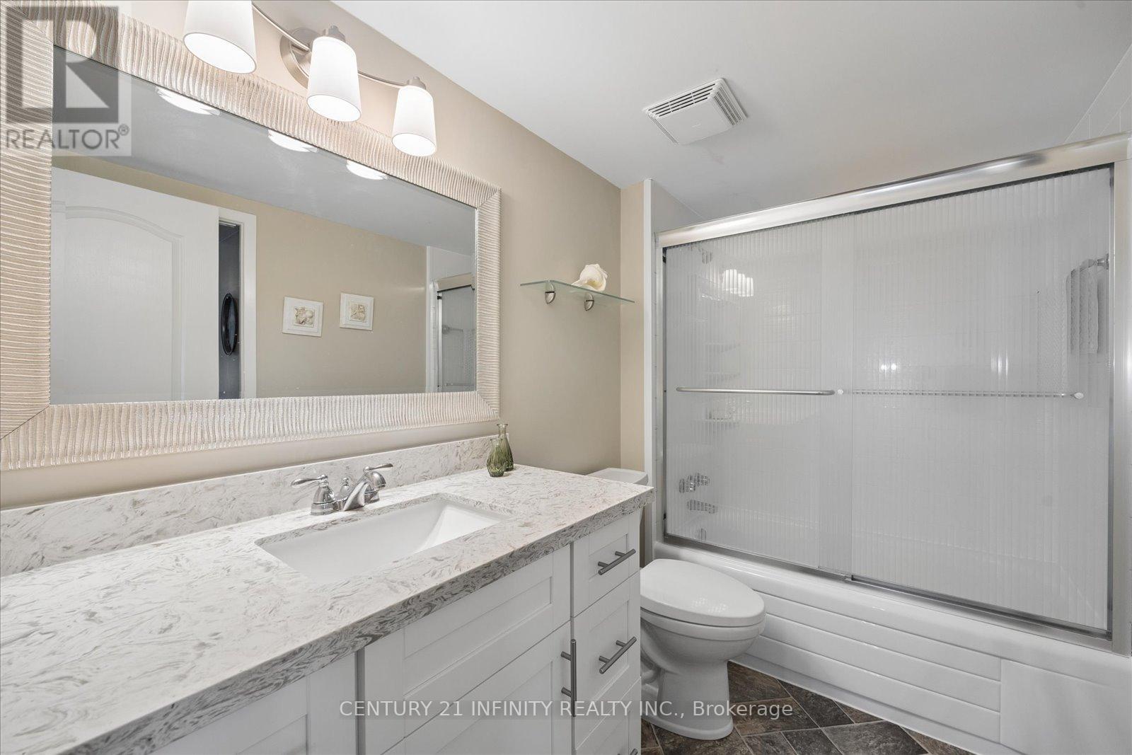 #635 50 RICHMOND STREET E - 24