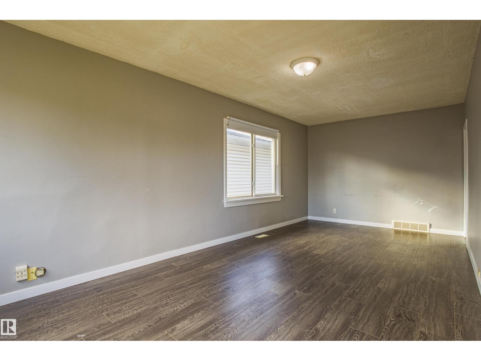 12716 12718 94 ST NW, Edmonton
