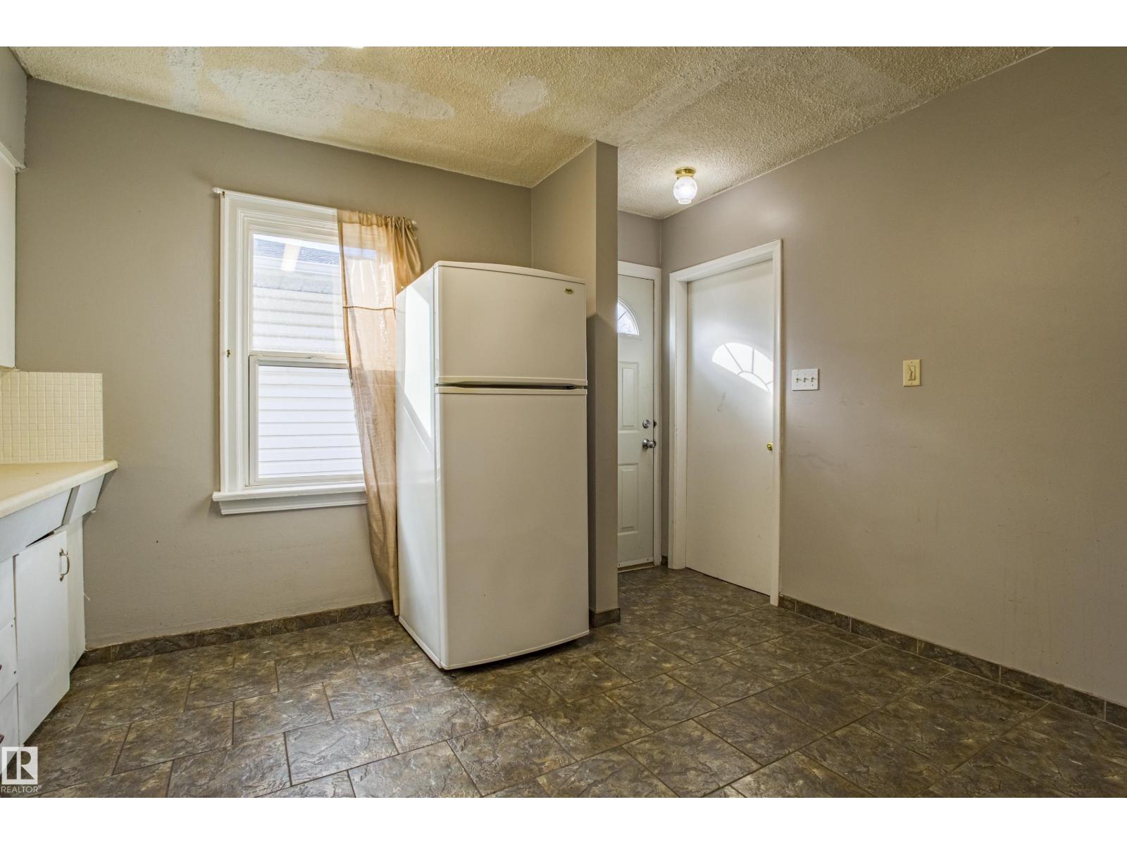 12716 12718 94 ST NW, Edmonton