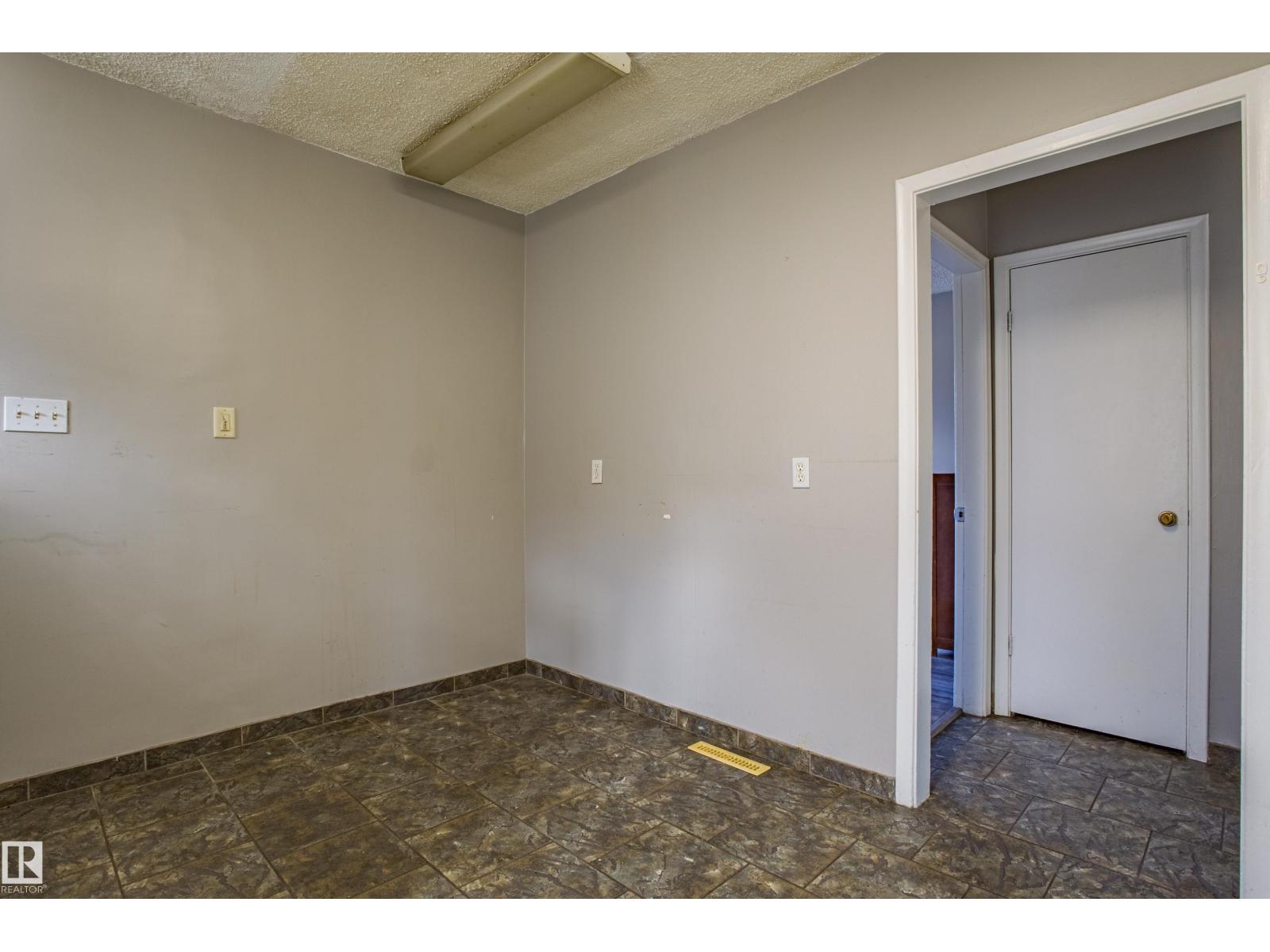 12716 12718 94 ST NW, Edmonton