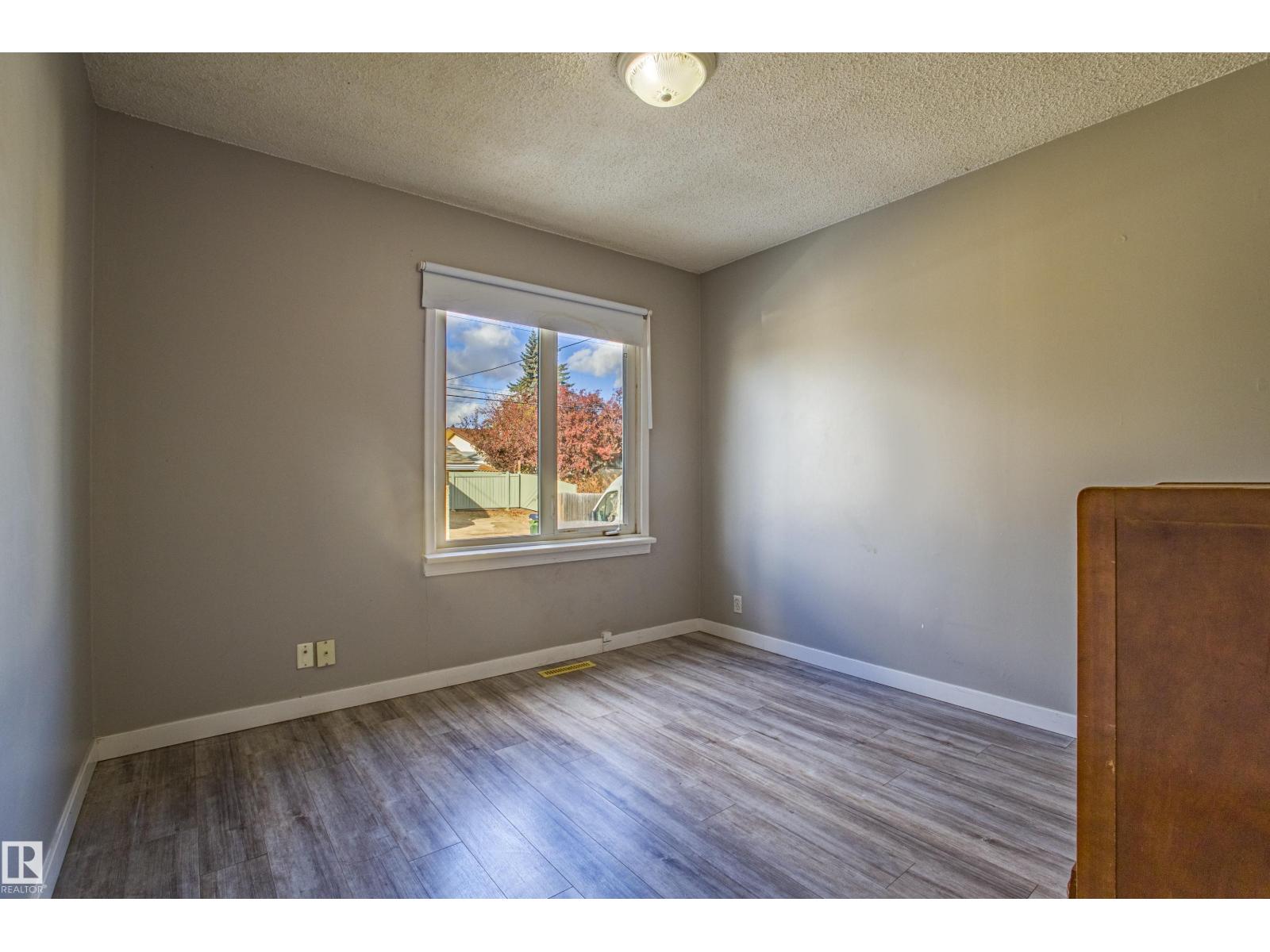 12716 12718 94 ST NW, Edmonton