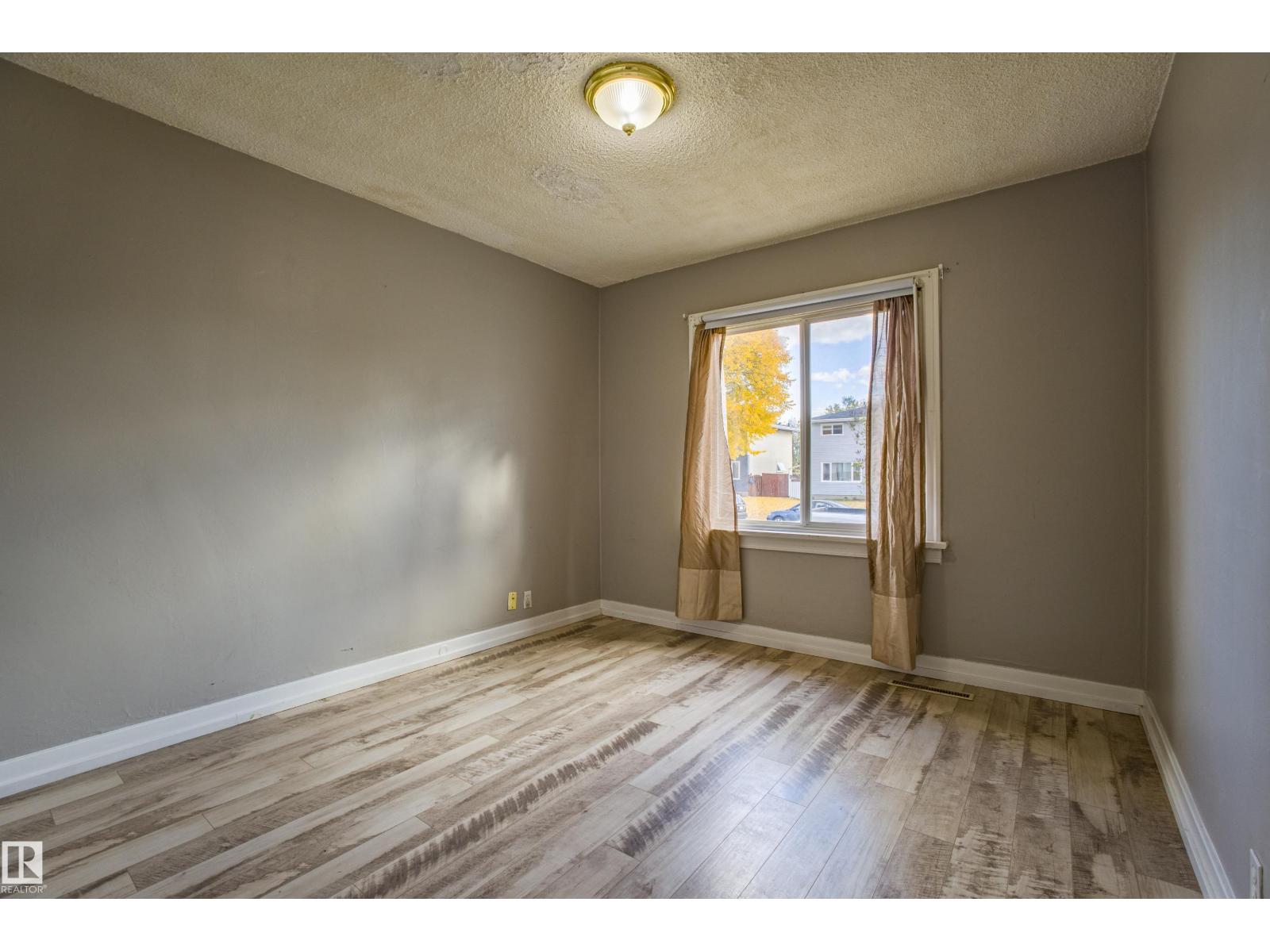 12716 12718 94 ST NW, Edmonton