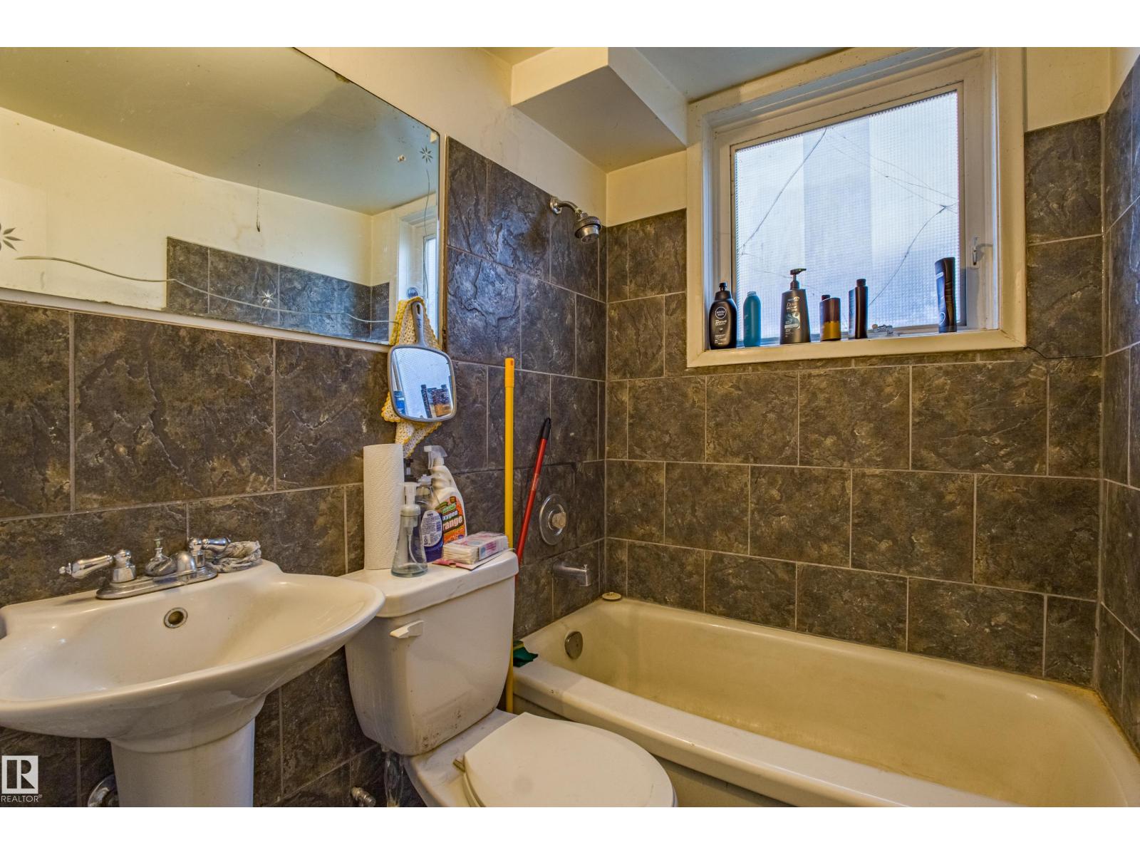12716 12718 94 ST NW, Edmonton