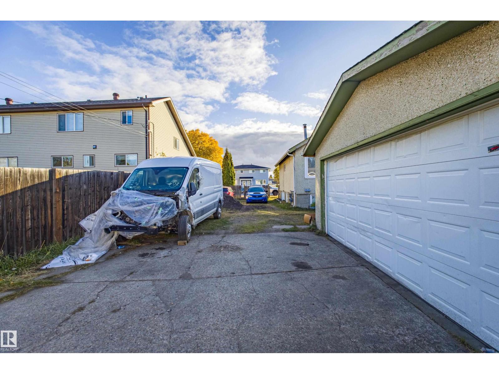 12716 12718 94 ST NW, Edmonton