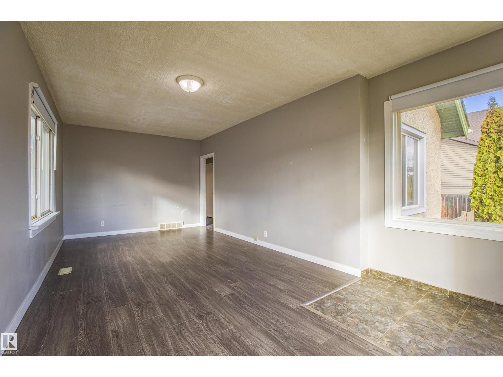 12716 12718 94 ST NW, Edmonton