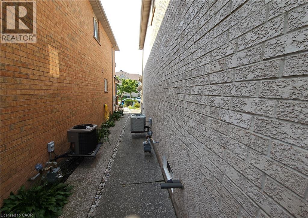 1817 CREEK Way, Burlington, Ontario, L7L6R1 — Photo 13