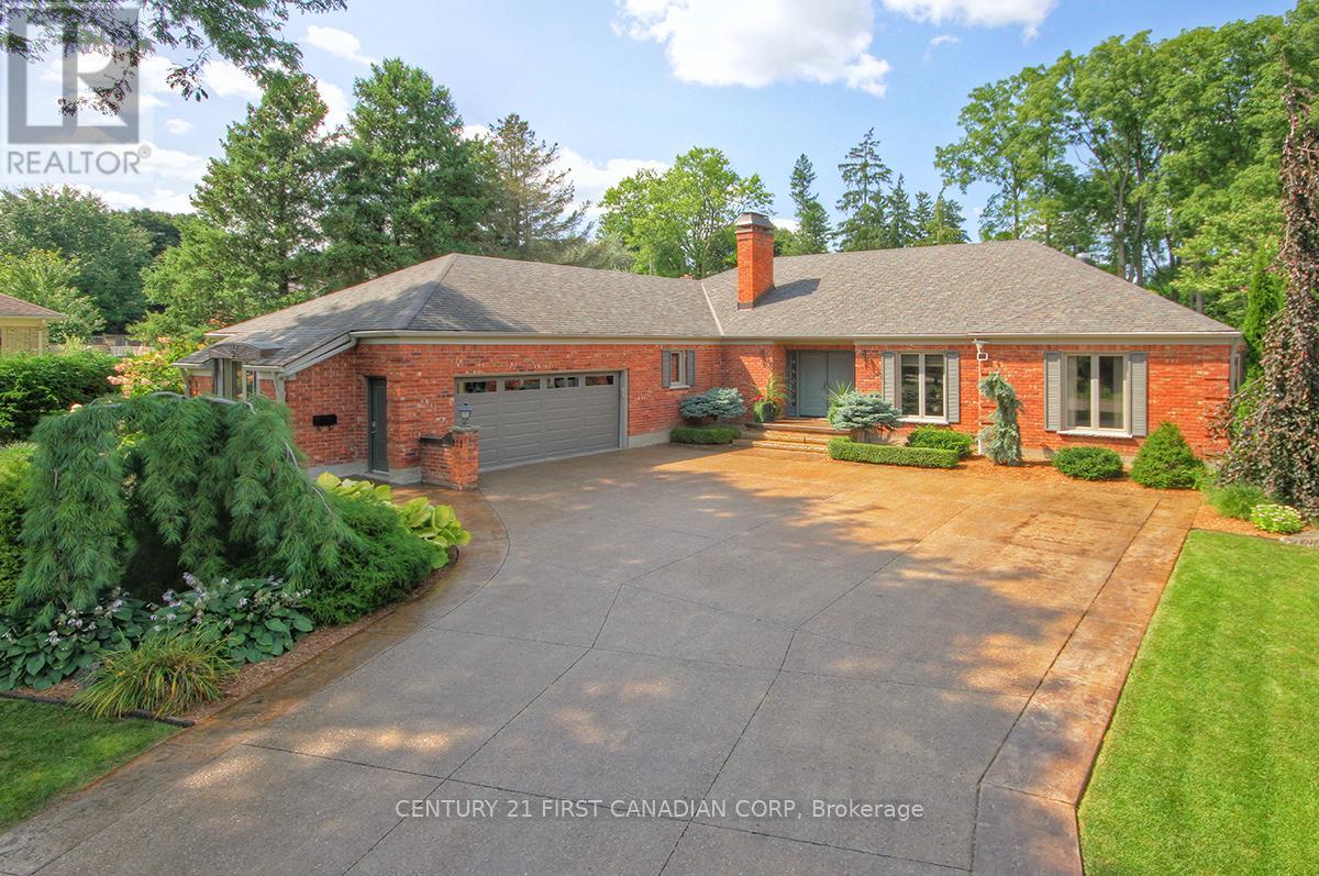 811 CLEARVIEW CRESCENT - 1
