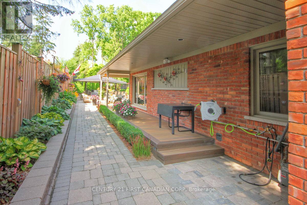 811 CLEARVIEW CRESCENT - 31