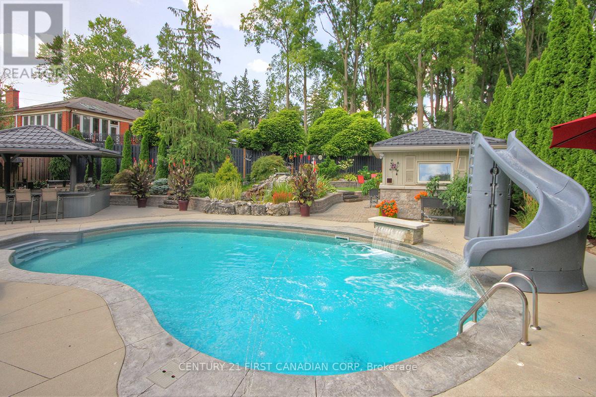 811 CLEARVIEW CRESCENT - 36