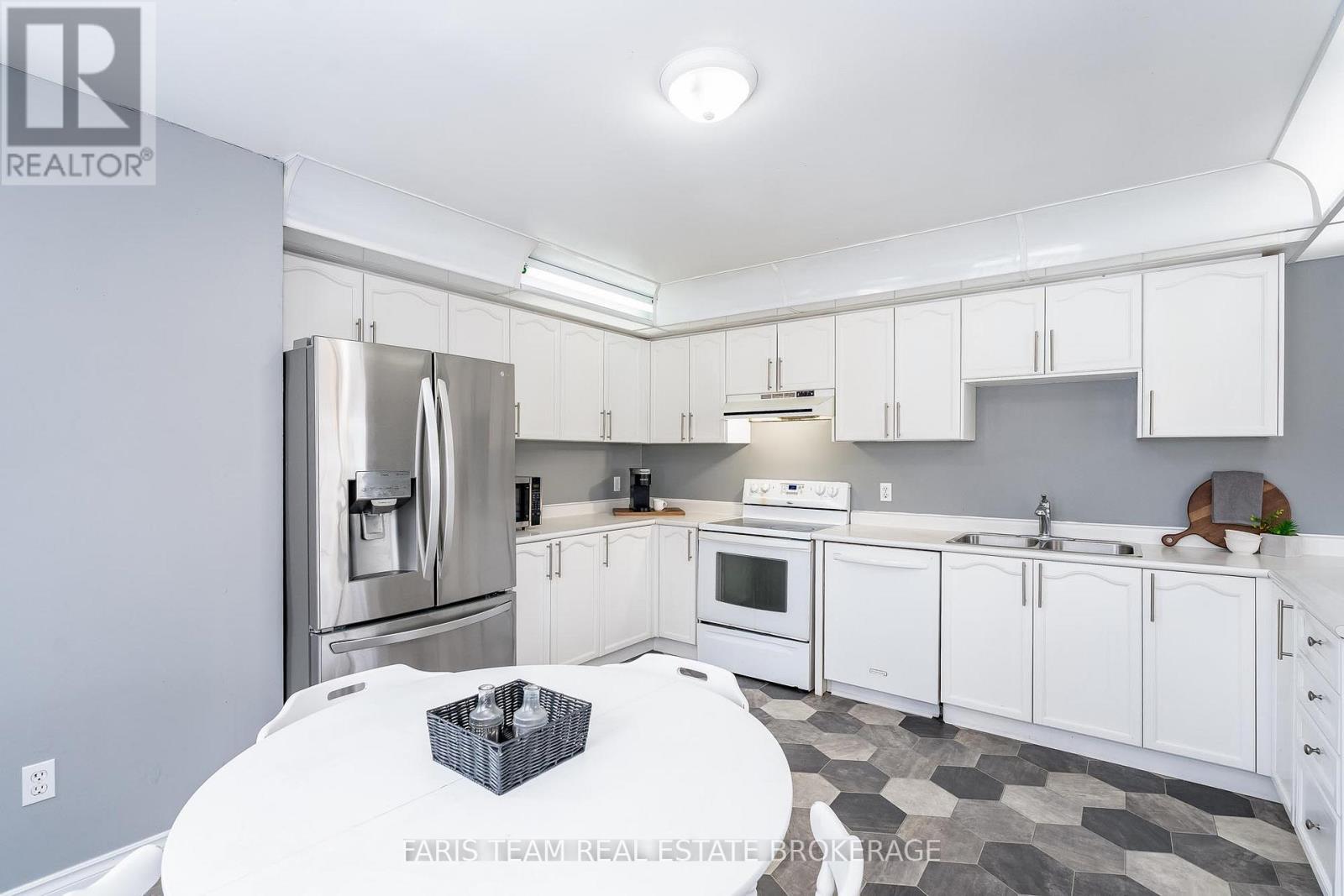 5 HARBOUR CRESCENT - 8
