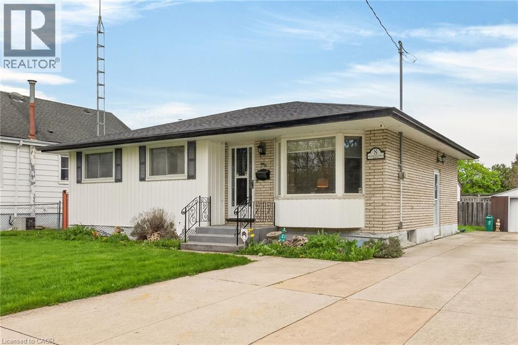 8 WOODROW Street N, St. Catharines, Ontario, L2P3K1 — Photo 2