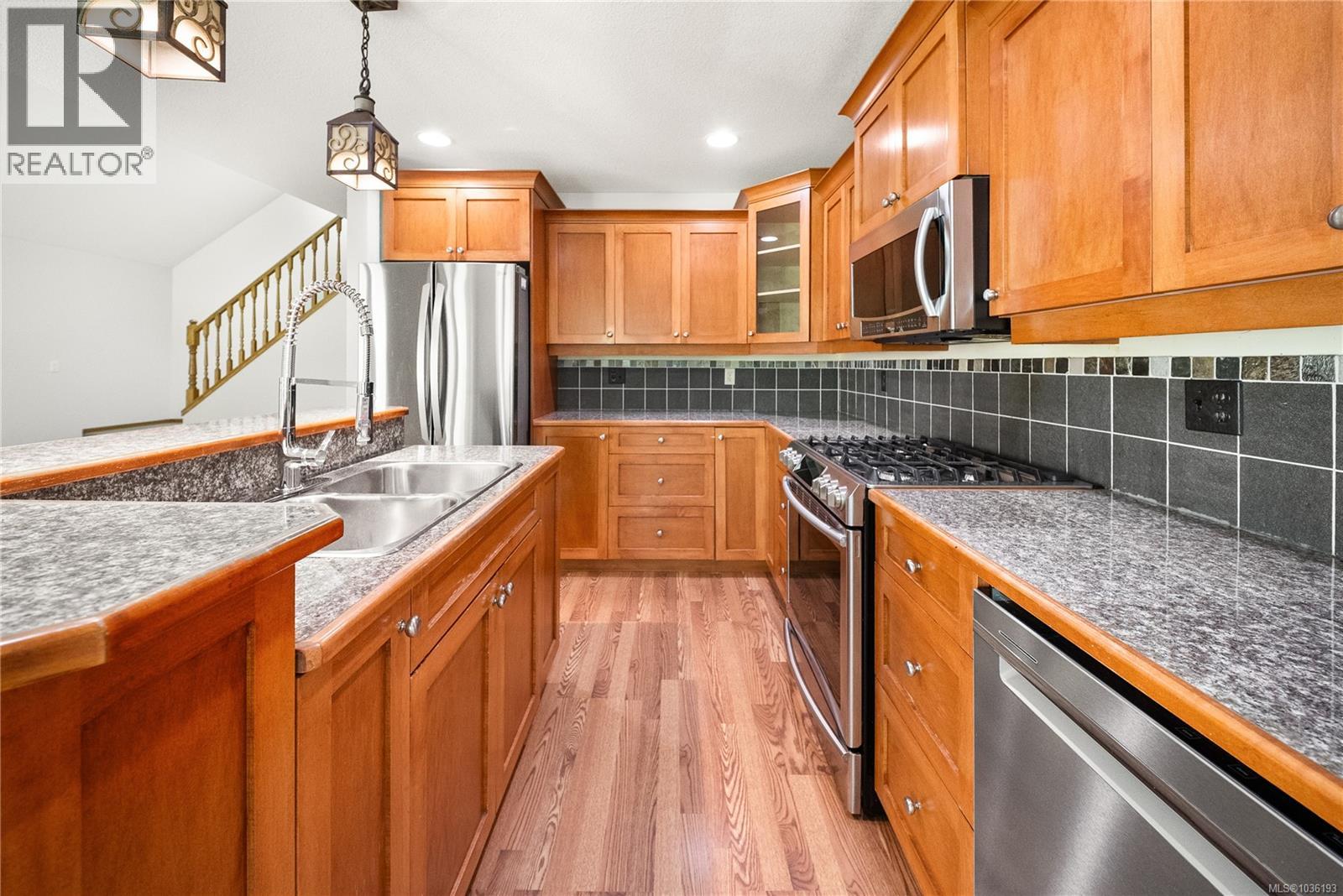 1940 Woodridge Rd - 10