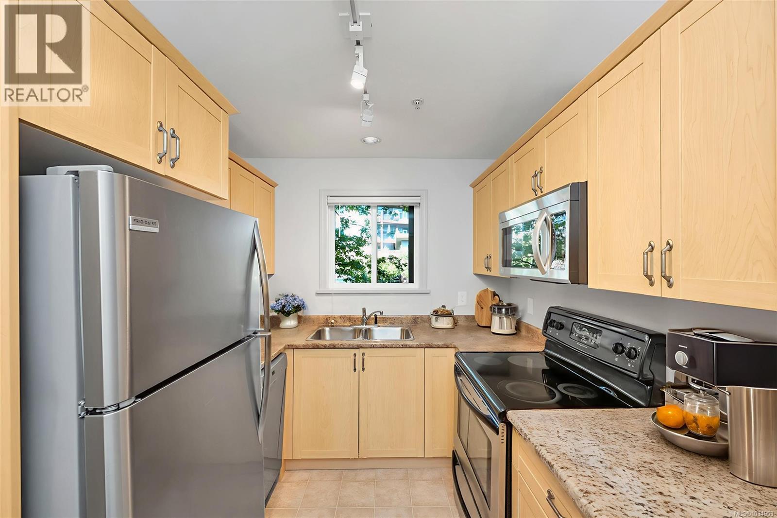 #214 655 Goldstream Ave - 10