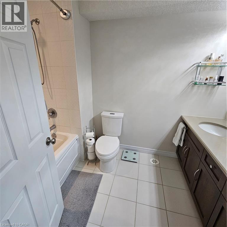 70 WILLOWRUN Drive Unit# E4, Kitchener, Ontario, N2A0J3 — Photo 2