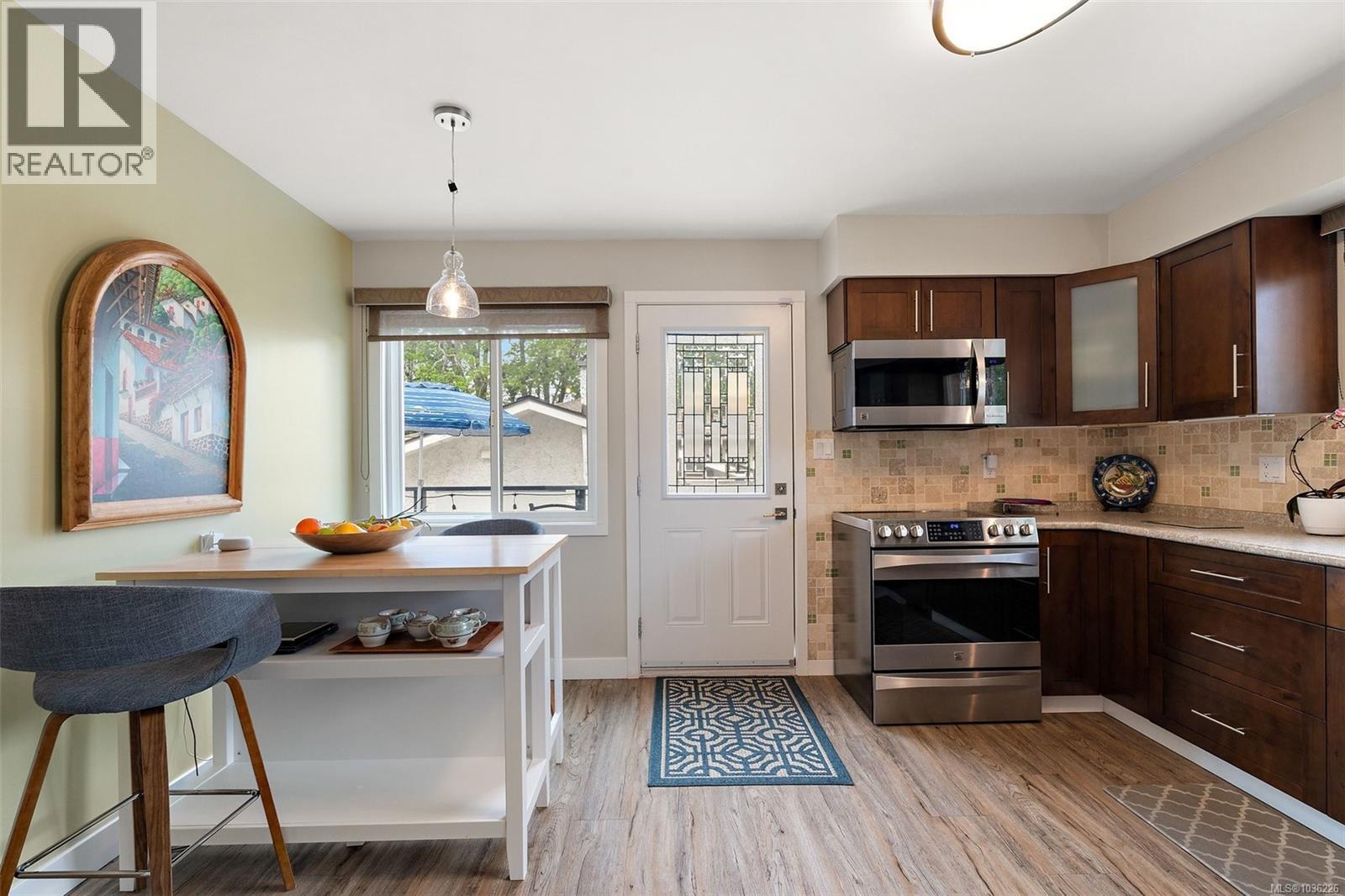  1645 San Juan Avenue, Saanich