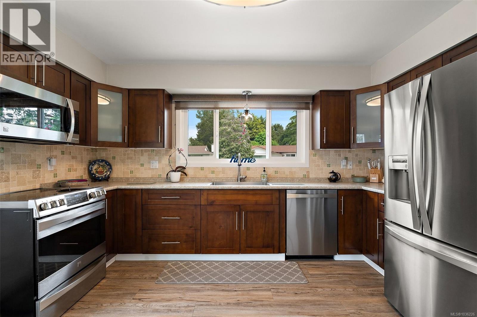  1645 San Juan Avenue, Saanich