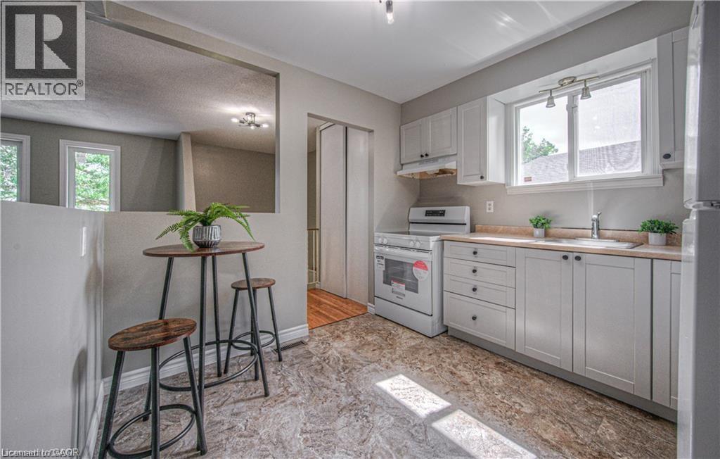 250A NORTHLAKE Drive, Waterloo, Ontario, N2V1A9 — Photo 4