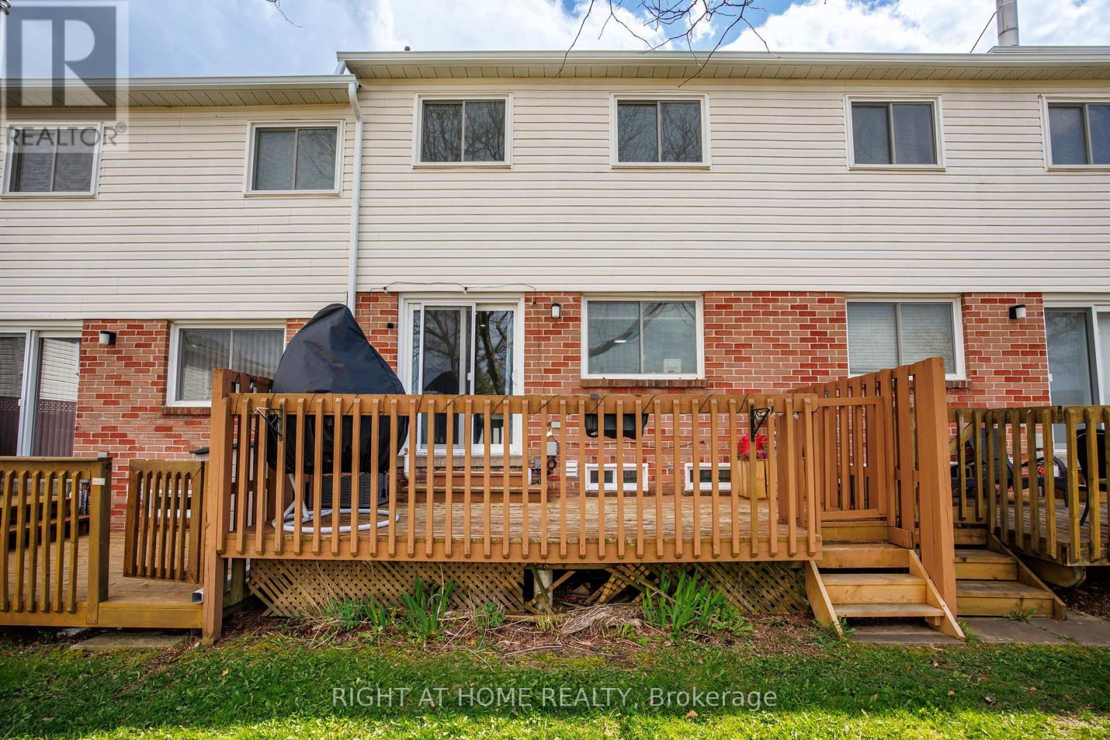 #74 47 STEWART MACLAREN ROAD - 31