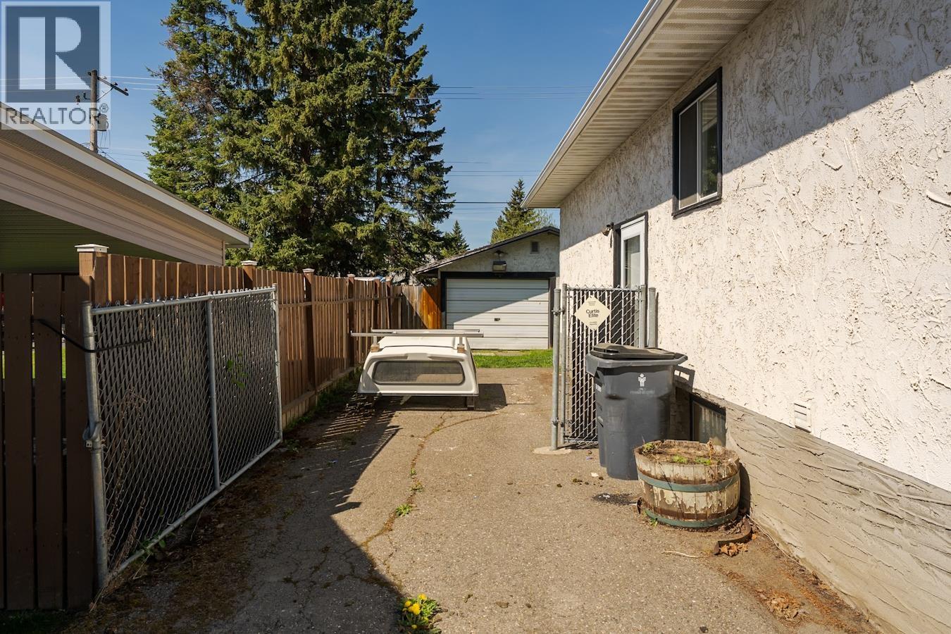 Photo 9 of 38 — 667 ALWARD STREET · Prince George, BC