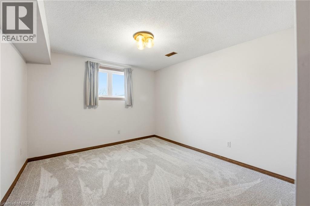 35 BERNARD Avenue, Brantford, Ontario, N3R7K7 — Photo 3