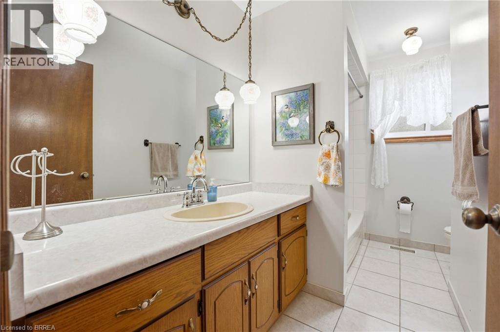 35 BERNARD Avenue, Brantford, Ontario, N3R7K7 — Photo 34