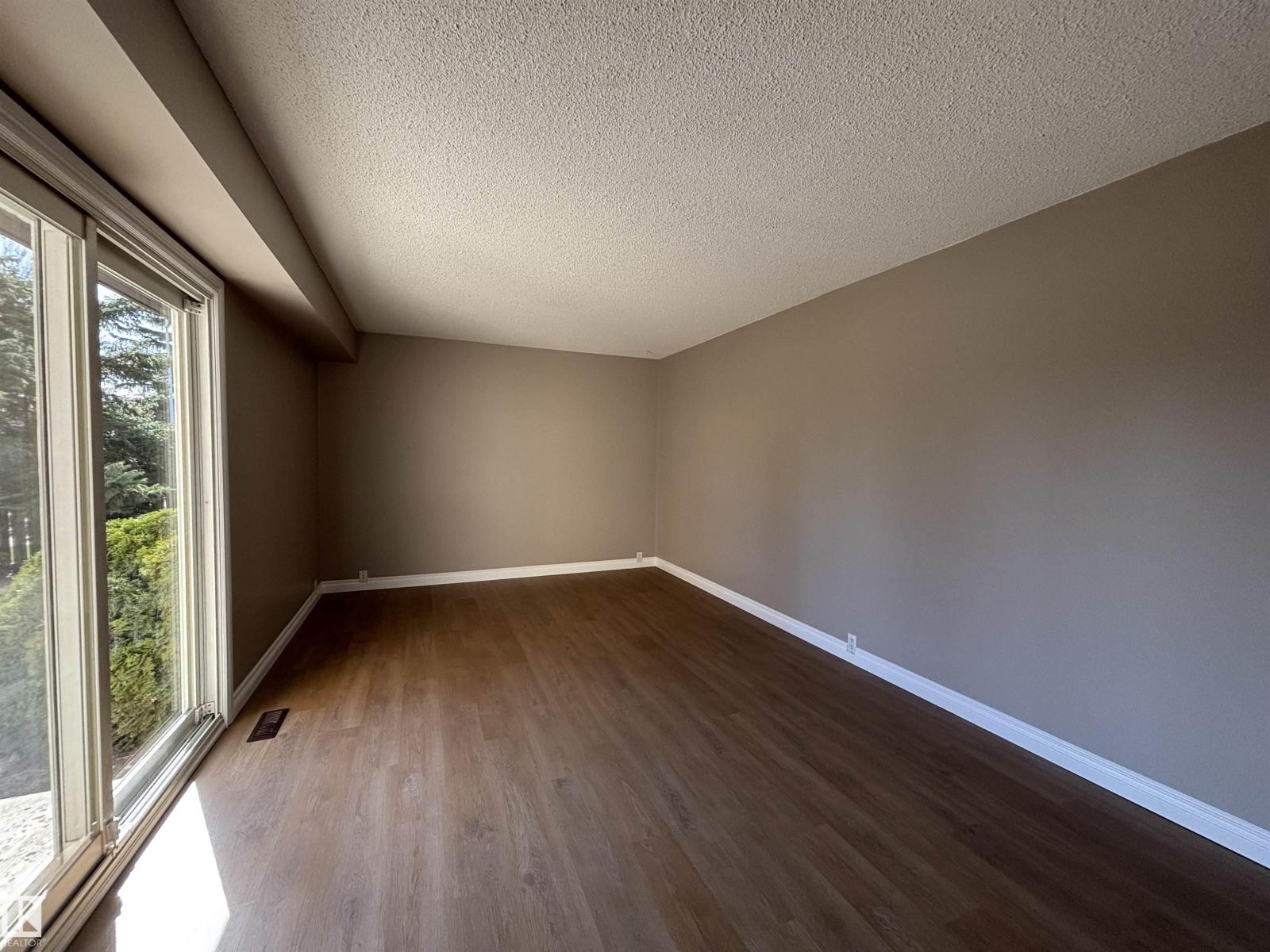 587 KNOTTWOOD RD W NW, Edmonton