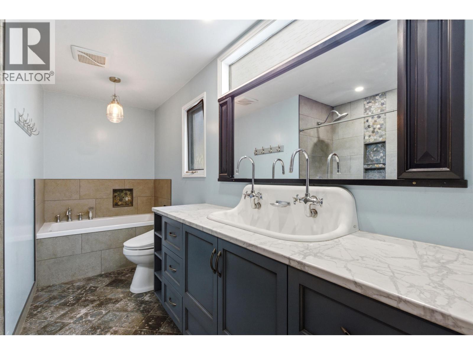 536 ROBERTS DRIVE - 14