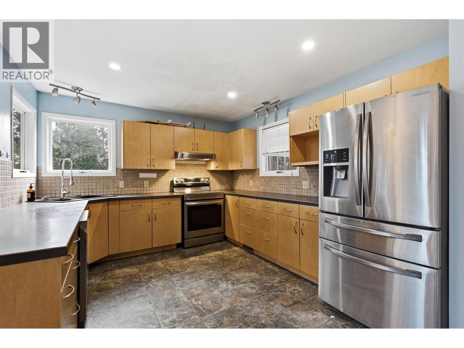 536 ROBERTS DRIVE - 8