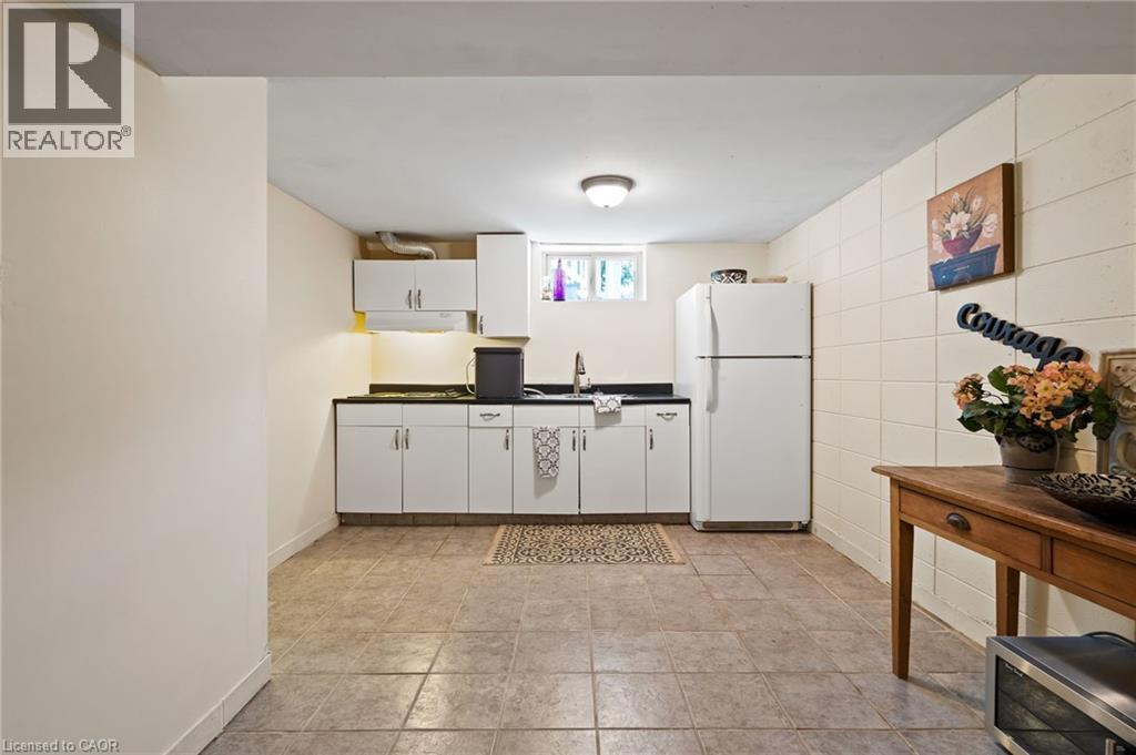 2 CARLETON Street N - 25