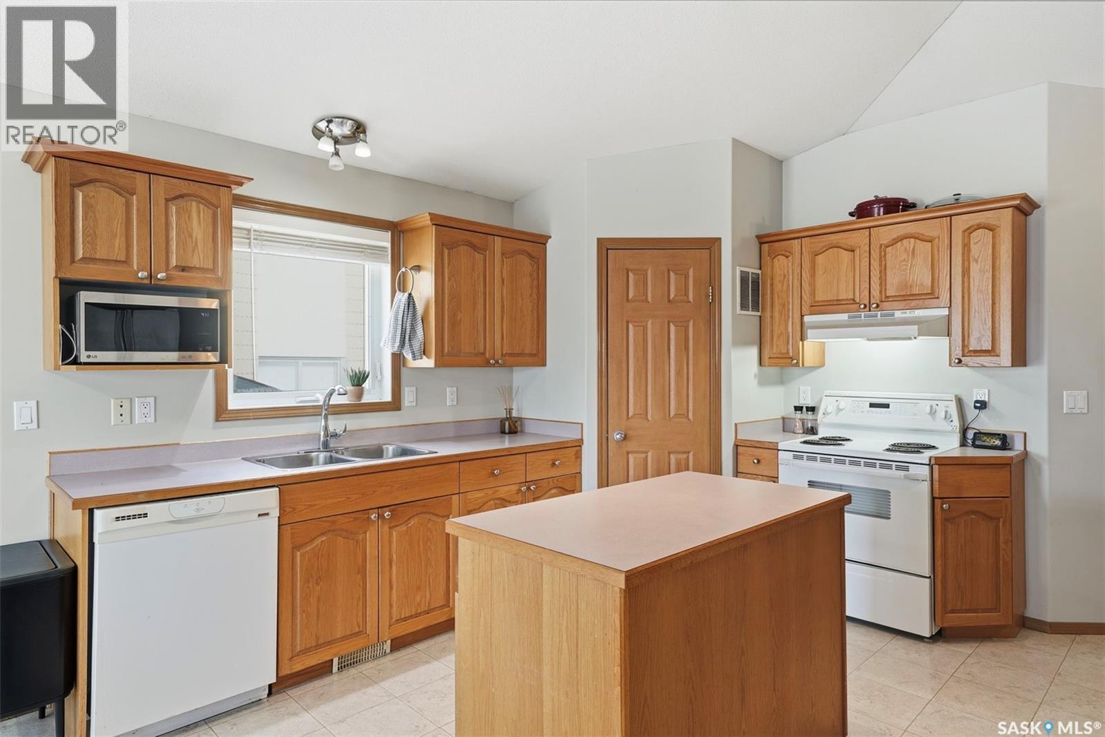 11 Columbia DRIVE - Image 2