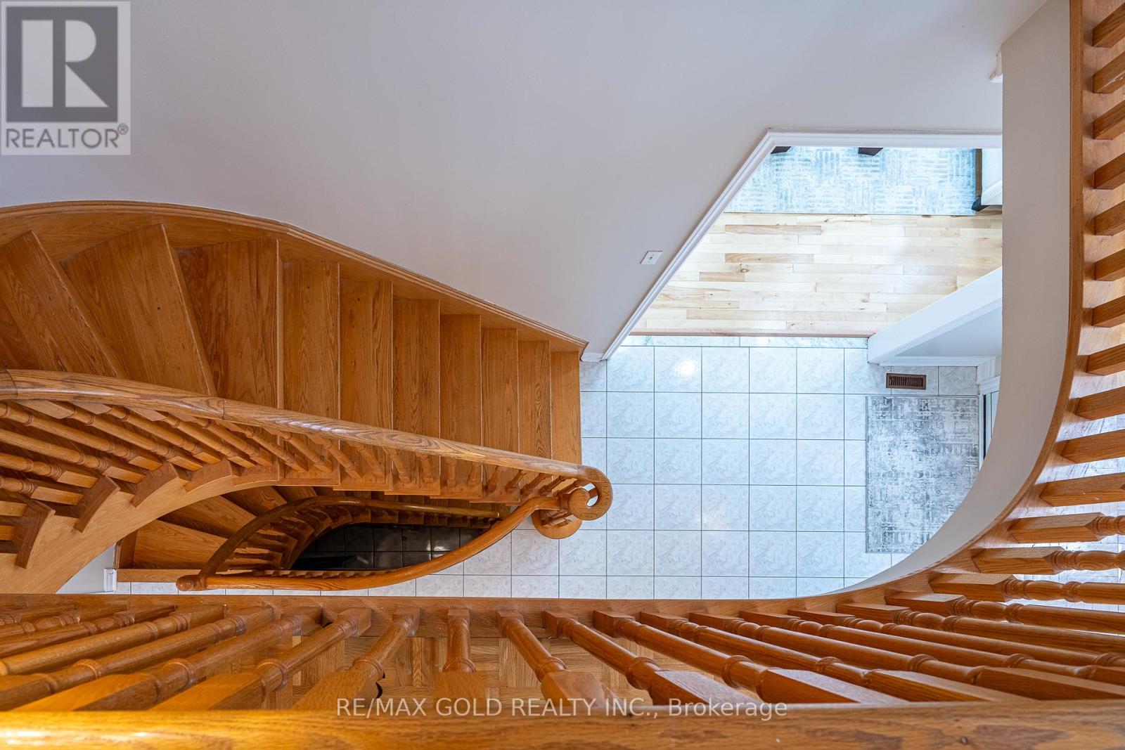 1 SPRUCELANDS AVENUE - 21