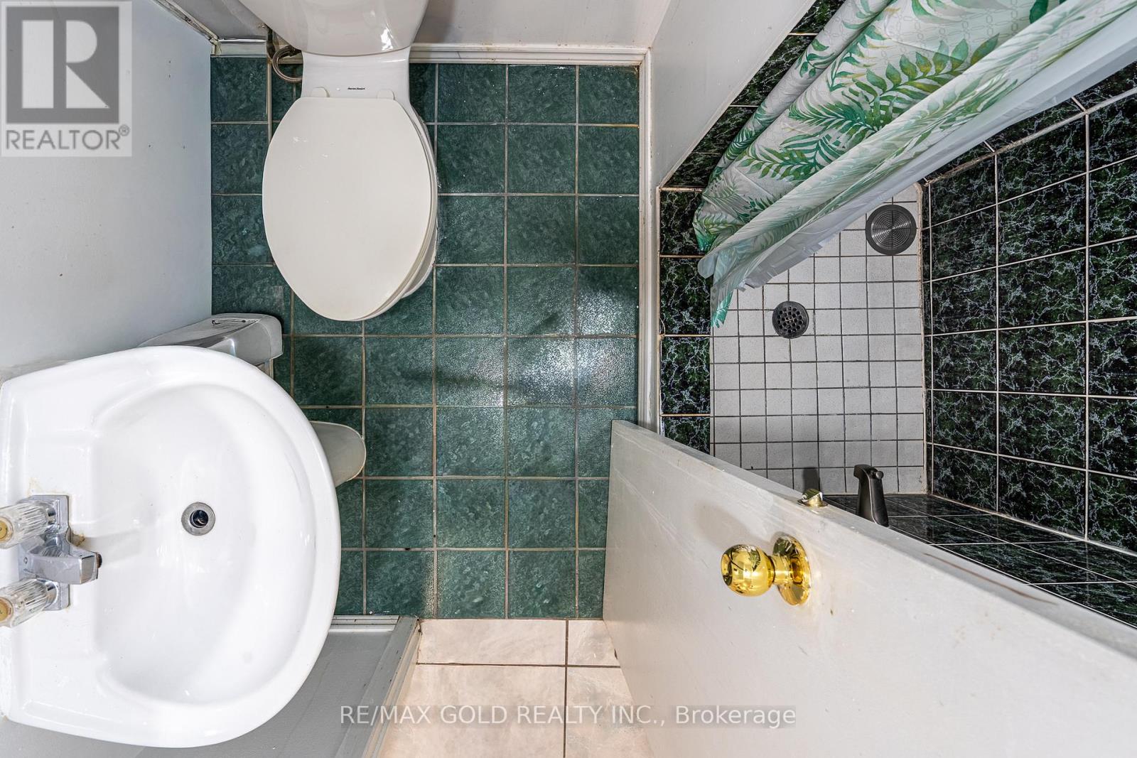1 SPRUCELANDS AVENUE - 40