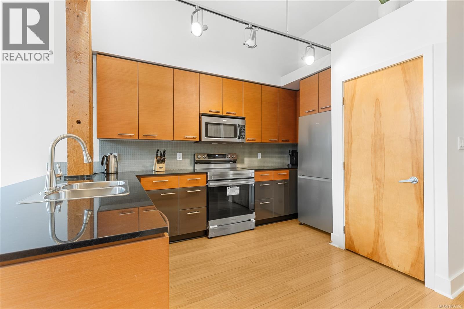 #203 610 Johnson St - 10