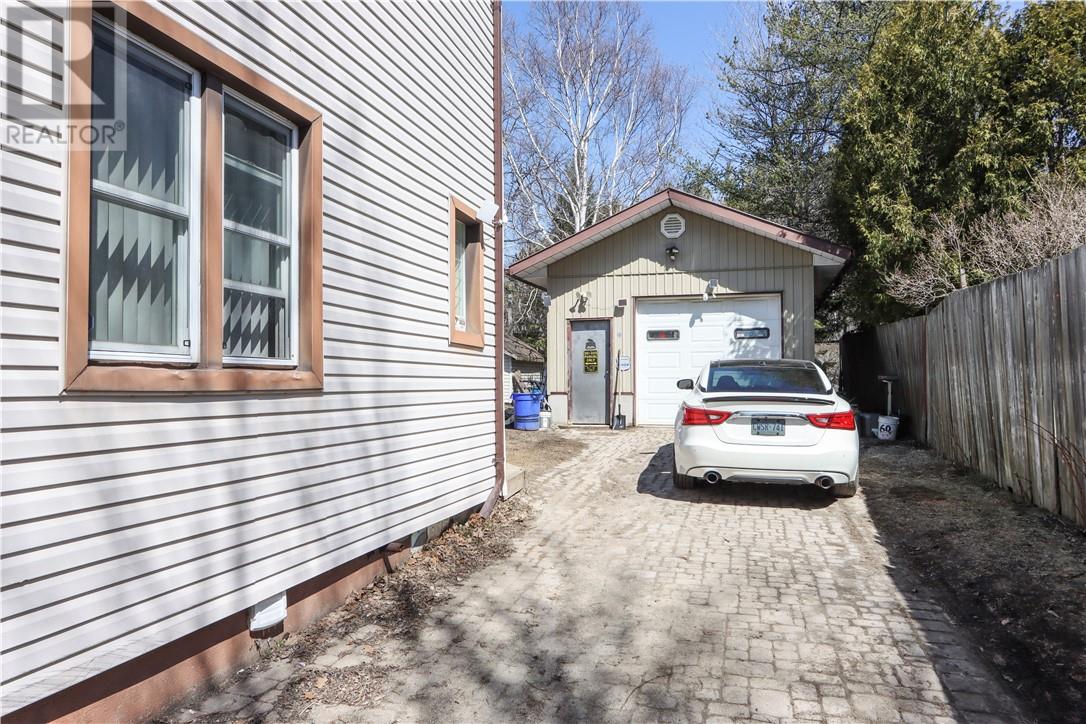 476 Huron Street - 32