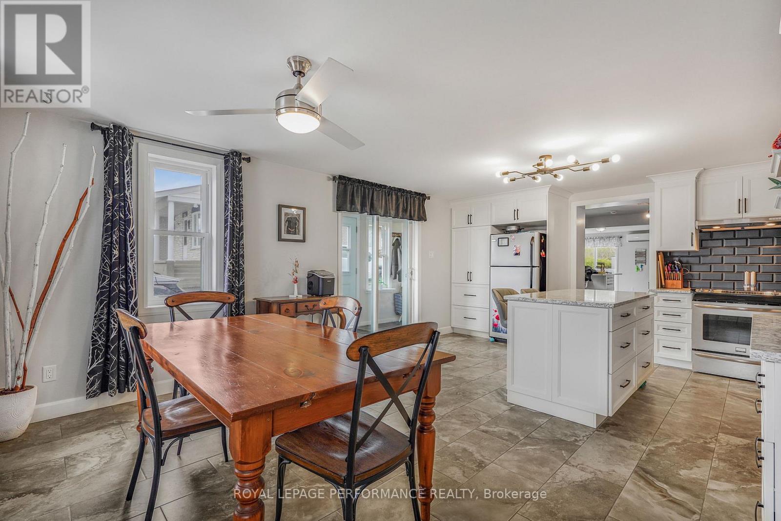 314 LAURIER STREET - 8