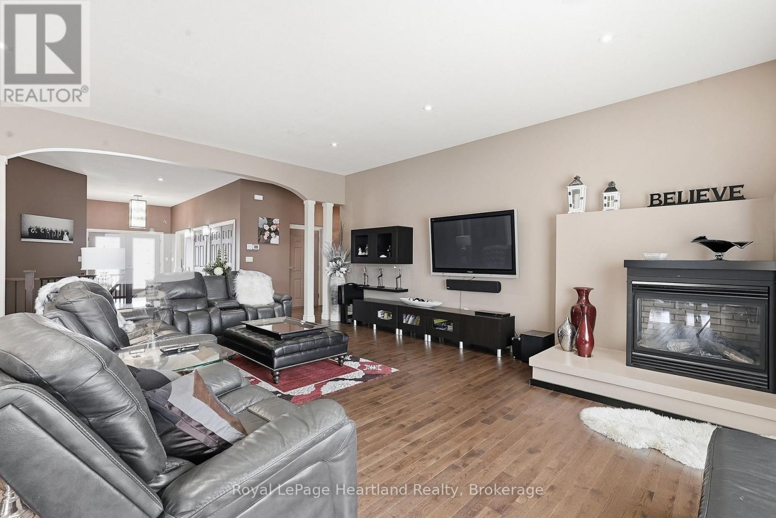 225 JOHN STREET S - 16