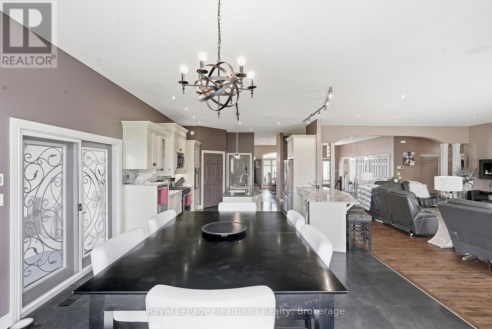 225 JOHN STREET S - 18