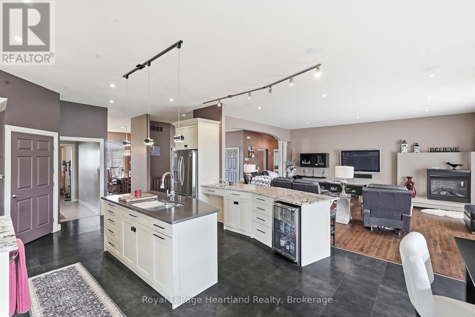 225 JOHN STREET S - 20