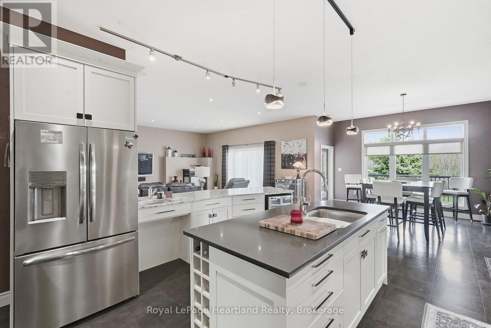 225 JOHN STREET S - 22