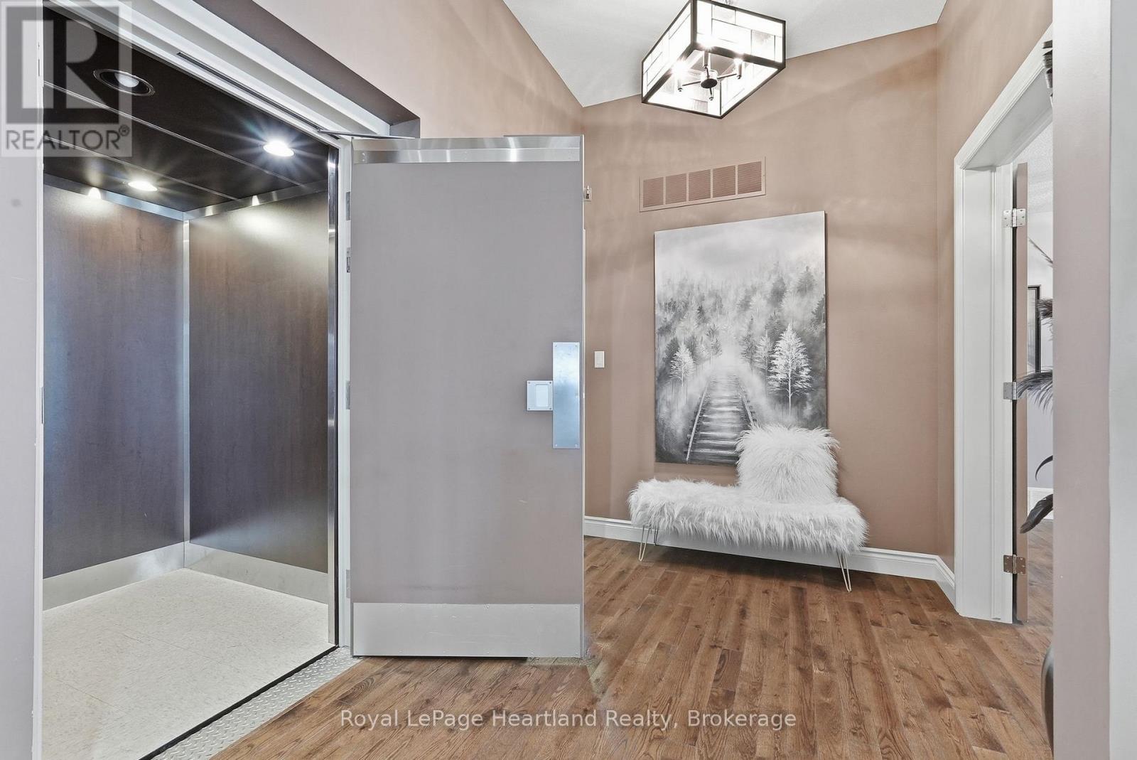 225 JOHN STREET S - 23