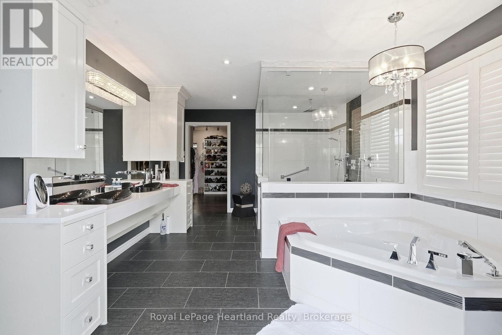 225 JOHN STREET S - 29