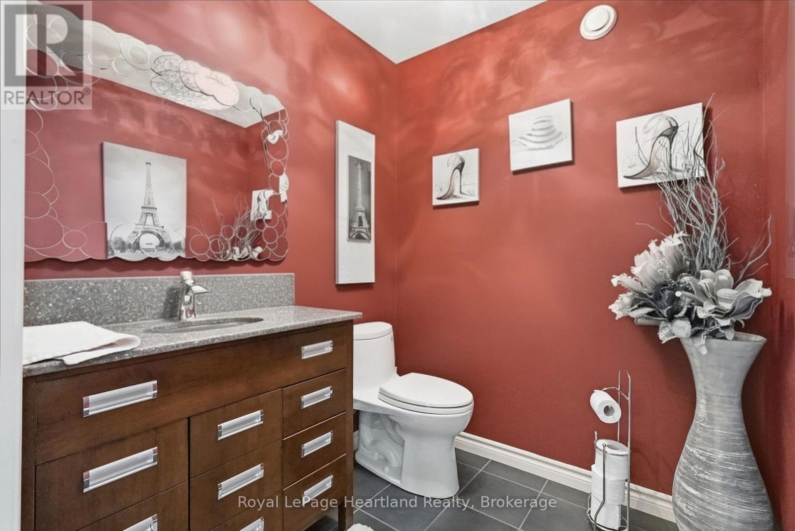 225 JOHN STREET S - 32