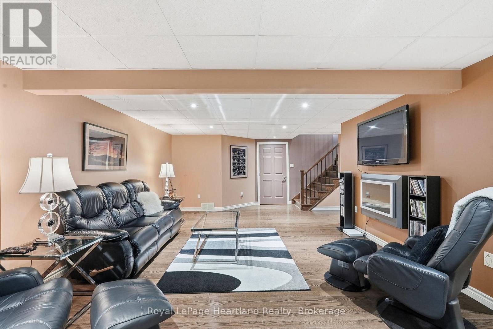 225 JOHN STREET S - 33